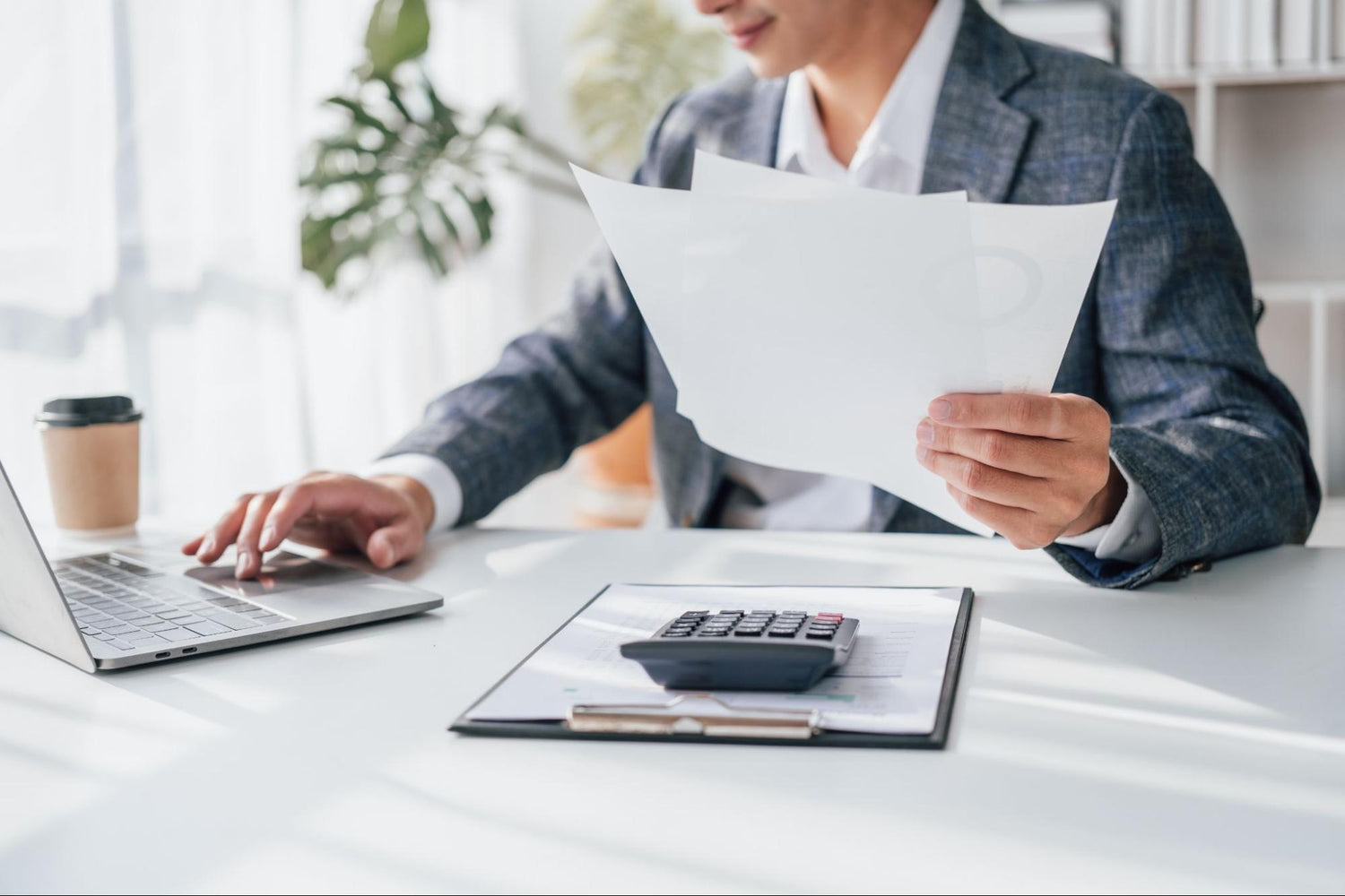 オフィスチェアの購入費用の勘定科目は?経費計上する際のポイントや減価償却不要な10万円未満の製品を紹介!