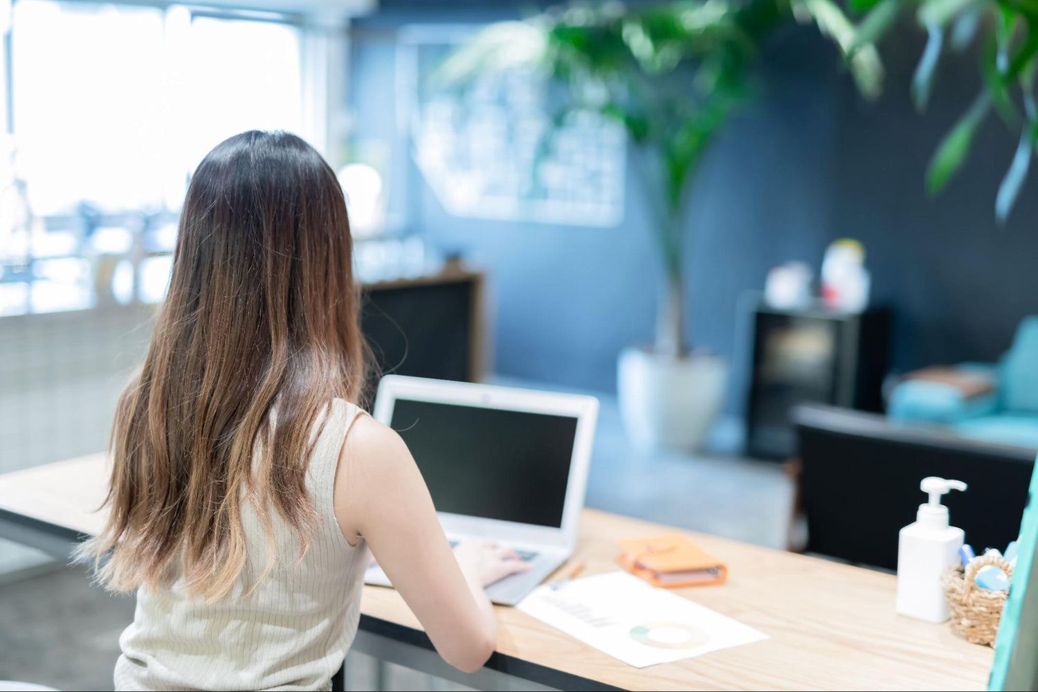 オフィスチェアにランバーサポートは必要?使用するメリットやいらないと言われる理由を解説!